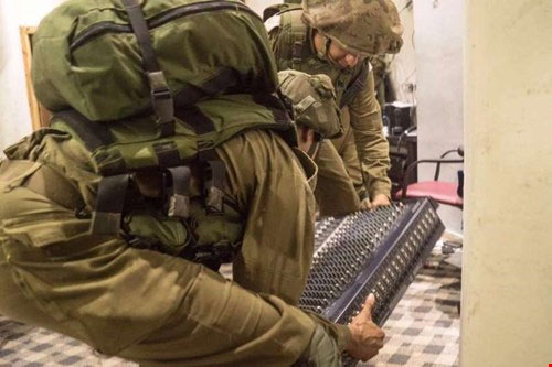 Soldados de la ocupación israelí asaltan una radio palestina Soldados de la ocupación israelí asaltan una radio palestina
